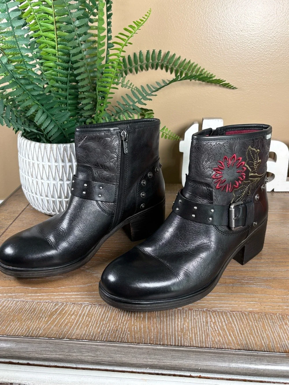 Pikolinos Lyon W6N ankle booties feature intricate red floral embroidery Sz 9.5